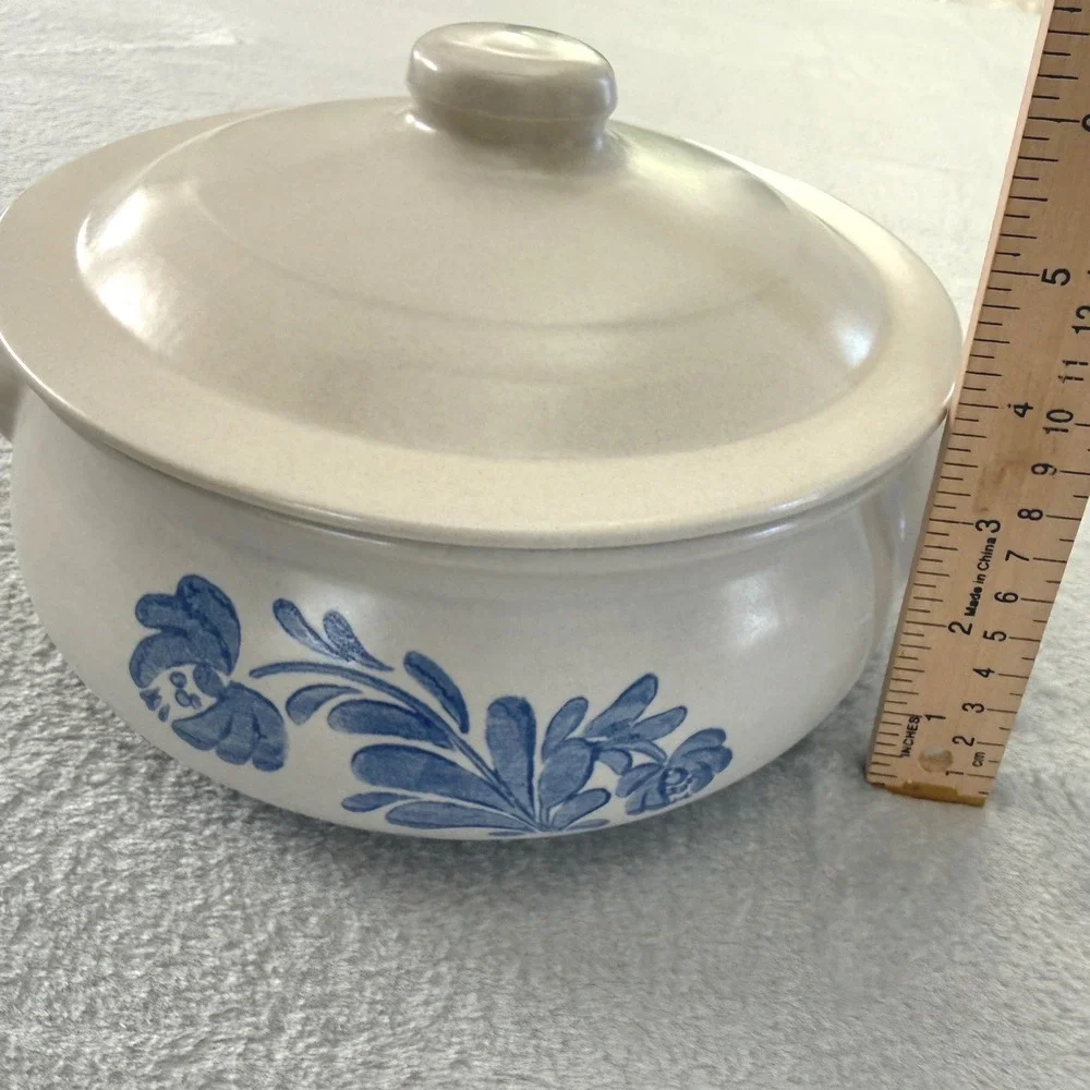 Vintage Pfaltzgraff Yorktowne Covered Casserole Dish Blue Floral Stoneware 2 Qt‎